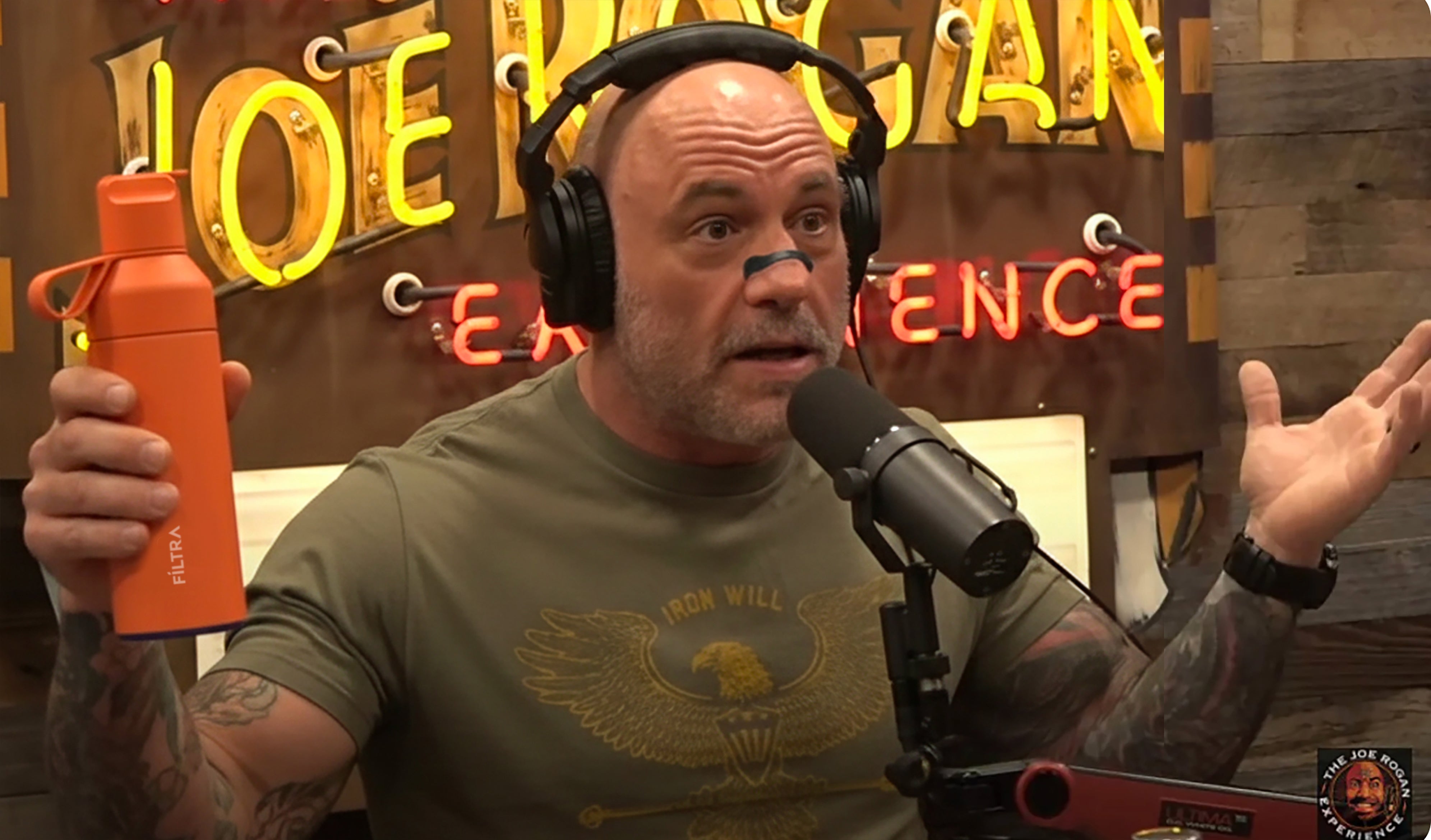 How does Joe Rogan stay hydrated?